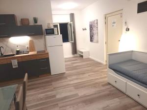 een keuken met houten vloeren en een keuken met een koelkast bij Villa Lara Apartments in Bol