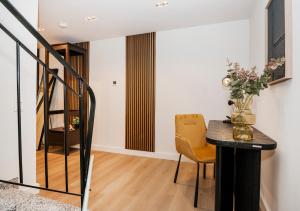 une chambre avec une table, une chaise et un escalier dans l'établissement S331 - Luxurious two bedroom duplex apartment in cologne, à Cologne