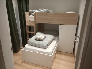 素蒂歐的住宿－Cjase Vecje，客房设有带白色盒子的双层床。