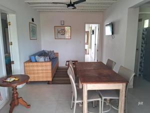 uma sala de jantar com uma mesa e um sofá em Apart Hotel Forte Blu na Praia do Forte