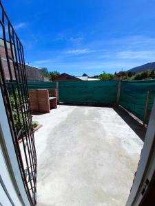 エル・ボルソンにあるApartamento El Bolsón BTC 2の緑の柵のある中庭への門