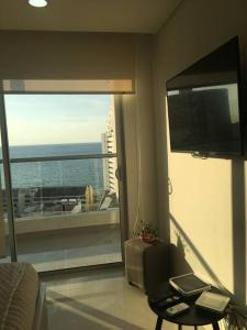 ein Wohnzimmer mit Meerblick in der Unterkunft !Nuevo, Lujoso y vista al mar ! in Cartagena de Indias