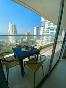einen Tisch und Stühle auf einem Balkon mit Stadtblick in der Unterkunft !Nuevo, Lujoso y vista al mar ! in Cartagena de Indias