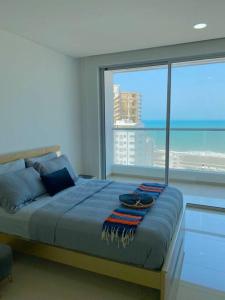 Schlafzimmer mit einem Bett und Meerblick in der Unterkunft !Nuevo, Lujoso y vista al mar ! in Cartagena de Indias
