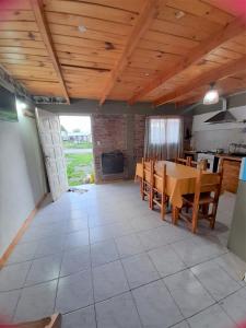 エル・ボルソンにあるApartamento El Bolsón BTC 2のテーブルとキッチンのあるダイニングルーム