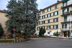 una señal de pare frente a un edificio grande en Il Giglio - Free Parking, en Como