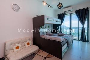 een slaapkamer met een bed en een bank bij Comfy Suite by Moowin in Perai