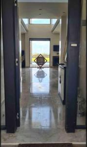 una stanza vuota con un corridoio con una porta a vetri di Villa Mazagan de luxe 6 chambres face mer 1000m2 a El Jadida