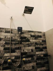 um chuveiro num quarto com uma parede de tijolos em Simplex Sea Place em Tangalle