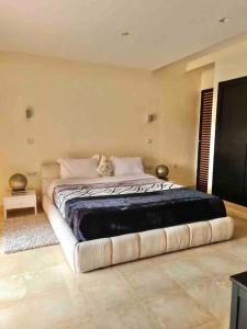 una camera con un grande letto di Villa Mazagan de luxe 6 chambres face mer 1000m2 a El Jadida