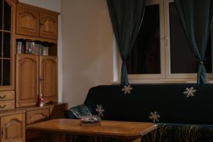 sala de estar con sofá y mesa en FeriAna Residence, en Miercurea-Ciuc