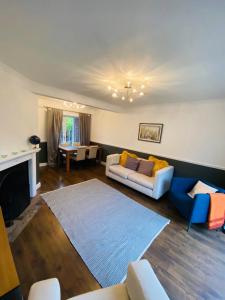 ein Wohnzimmer mit einem Sofa und einem Kamin in der Unterkunft Impeccable 3-Bed House in Nottingham in Nottingham
