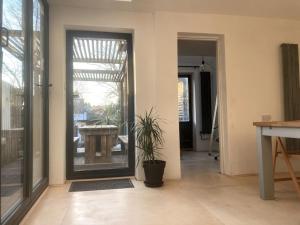 sala de estar con puerta de cristal y mesa en Self-contained, private entrance, near city centre, en Norwich