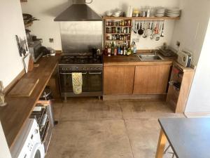 een keuken met een fornuis en een wastafel bij Self-contained, private entrance, near city centre in Norwich