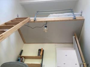 ノリッジにあるSelf-contained, private entrance, near city centreの小さな客室で、二段ベッド1組、はしごが備わります。