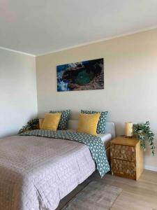 ein Schlafzimmer mit einem Bett und einem Sofa in der Unterkunft Cosy ocean view studio 2 in San Marcos
