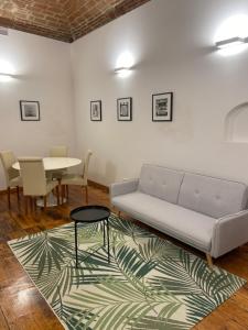 - un salon avec un canapé et une table dans l'établissement Casa Ortelia: apartment in a historic building, à Bologne