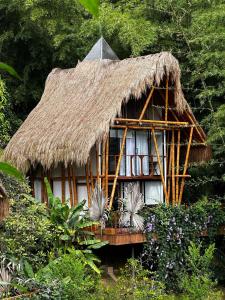eine kleine Hütte mit einem Strohdach in der Unterkunft Ibuku Hotel Guatapé - Chalets in Guatapé