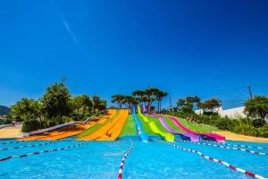 uma piscina com rampas coloridas na água em Costa Maresme, Barcelona, Clarks 3 Bdr TownHouse em Vilassar de Dalt