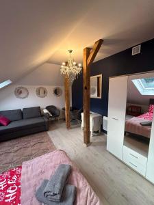 ein Wohnzimmer mit einem Sofa und einem Bett in der Unterkunft Ropienka ski micro in Wańkowa