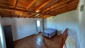 ein Schlafzimmer mit einem Bett und einer Holzdecke in der Unterkunft Ñandubay1 in Puerto Iguazú