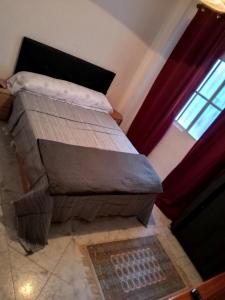 una cama vacía en una habitación con ventana en Torremolinos Delia2, en Torremolinos