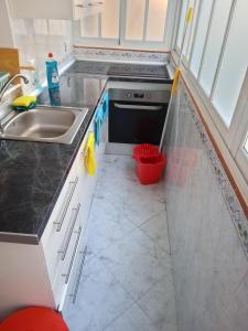 una cocina con fregadero y lavavajillas en Torremolinos Delia2, en Torremolinos