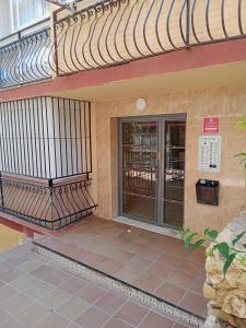 una entrada a un edificio con una puerta giratoria en Torremolinos Delia2, en Torremolinos 9 fotos más