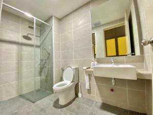 ein Badezimmer mit Toilette, Waschbecken und Dusche in der Unterkunft Bali Residence with Living Hall Melaka in Malakka + 11 Fotos