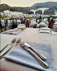 tavolo con utensili e vista di "Sweet Life" Casa Vacanze a Città di Lipari
