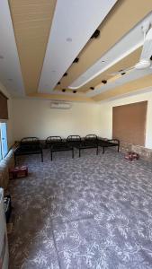 una habitación vacía con una habitación grande con sillas. en مزرعة القمة en Mogayra