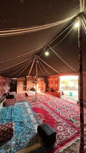 a room with a large tent with a rug at مزرعة القمة in Mogayra