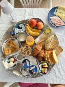 - un plateau de produits pour le petit-déjeuner sur une table dans l'établissement L'Antica Colombaia; B&B room with private terrace, à Ostra