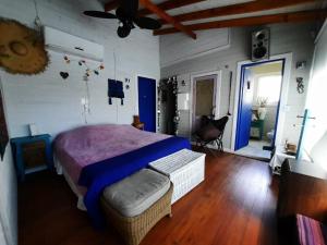 een slaapkamer met een bed en een stoel erin bij Itaca delta cabañas in Tigre