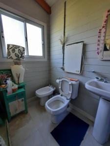 a bathroom with a toilet and a sink at Itaca delta cabañas in Tigre