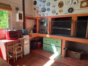 uma cozinha com pratos na parede e um balcão em Itaca delta cabañas em Tigre