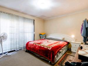 1 dormitorio con cama y ventana grande en Homestay - Large Private Room With A King Size Bed - SHARED Bathroom FREE Kitchen Essentials Milk, Bread, Tea, Coffee and Cereal WIFI HDTV FREE Laundry Service Meal and Transportation services available on request, en Bidwill