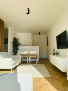 un soggiorno con divano e tavolo di Cozy studio + (Gratis parking) ad Anversa