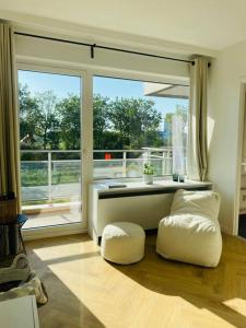 un soggiorno con una grande finestra e due sgabelli di Cozy studio + (Gratis parking) ad Anversa
