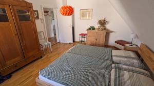 - une chambre avec un lit et une commode dans l'établissement Ferienwohnung Umkirch, à Umkirch