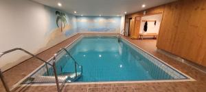 Imberg-Suite mit Schwimmbad tesisinde veya buraya yakın yüzme havuzu