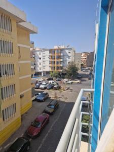 un balcon avec des voitures garées dans un parking dans l'établissement Condomínio palma azul II, à Praia