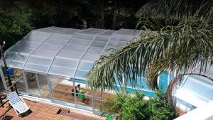 un edificio con una piscina y una palmera en Oasis Apart-Spa en Las Gaviotas