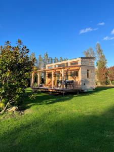 una casa con una cubierta envolvente en un patio en Domaine de l'O en Gatteville-le-Phare