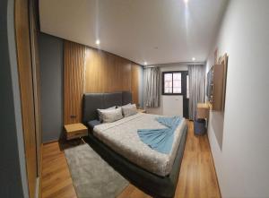 丹吉爾的住宿－ABM house，一间卧室配有一张床和一张沙发