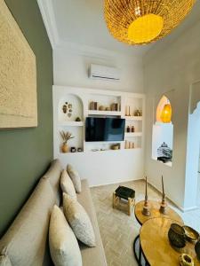 uma sala de estar com um sofá e uma mesa em Riad ROSE private Riad with jacuzzi em Marrakech