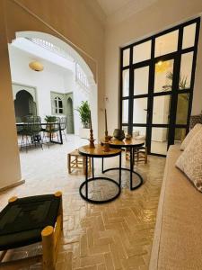uma sala de estar com um sofá e uma mesa em Riad ROSE private Riad with jacuzzi em Marrakech
