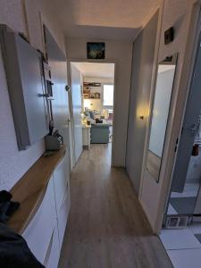 un couloir menant à une cuisine et un salon dans l'établissement Appartement cosy au pied des pistes, à Corrençon-en-Vercors