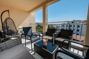 uma varanda com cadeiras e uma mesa com vista em Sun Island Apartment em Trogir