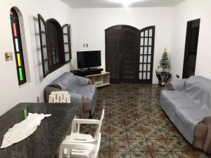 ein Wohnzimmer mit Sofa und Tisch in der Unterkunft Casa no centro de Arraial do Cabo in Arraial do Cabo